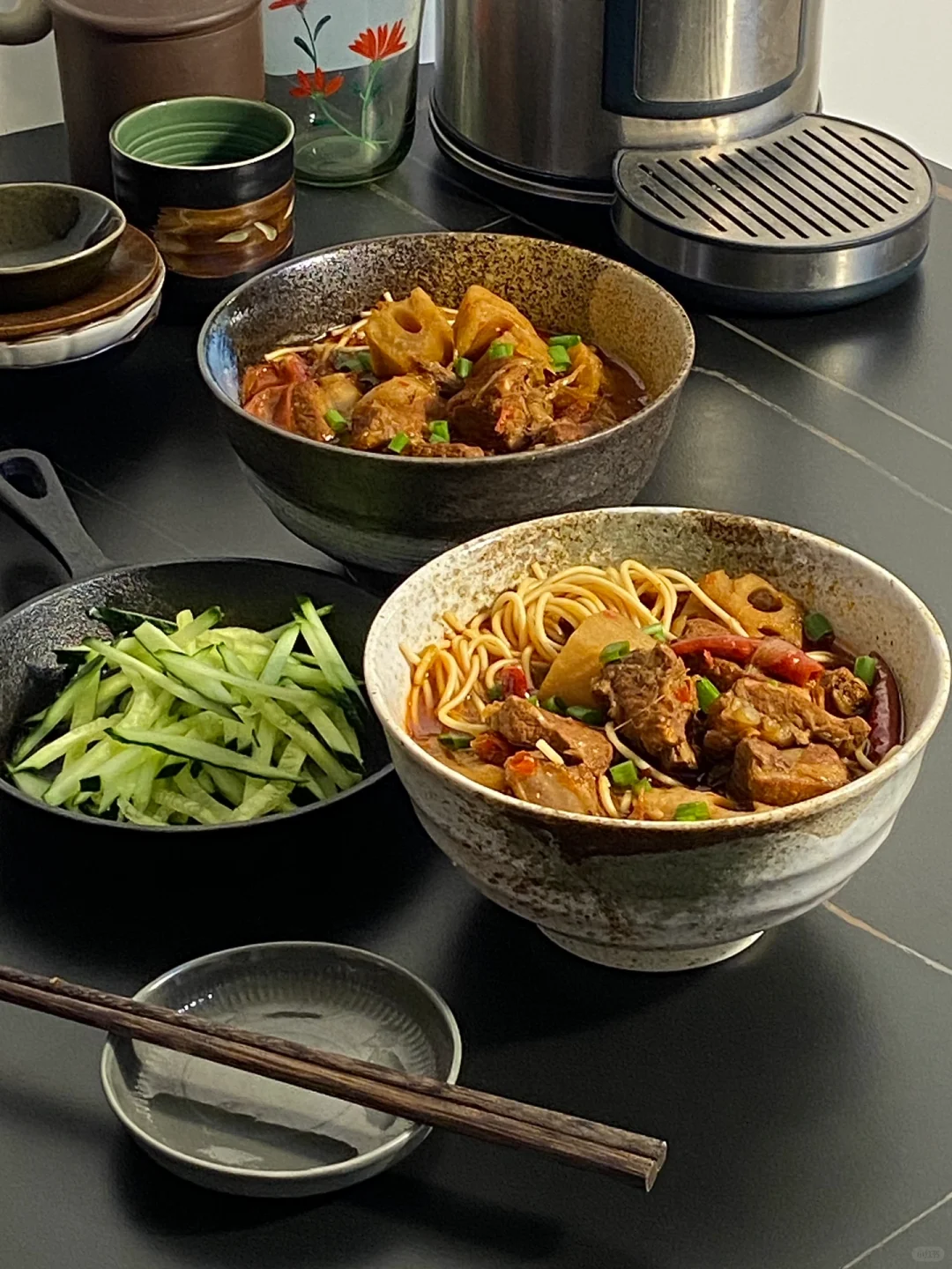 这碗红烧排骨面下肚🥢