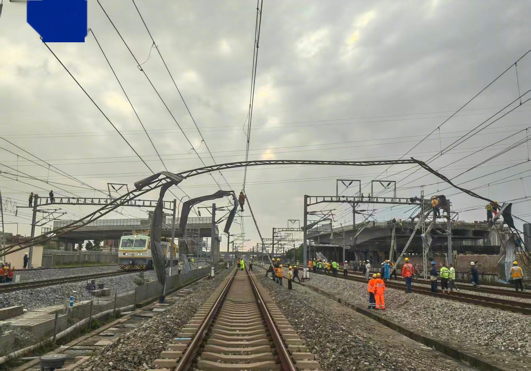 广东高铁晚点原因：大风将彩钢瓦棚顶及钢架梁吹至接触网导致停电