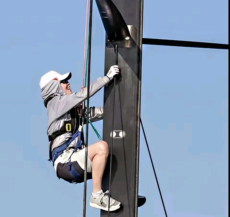 苏提达是全能王后，她能徒手爬上20米高的桅杆。巾帼不让须眉，你们看她全副武装，在