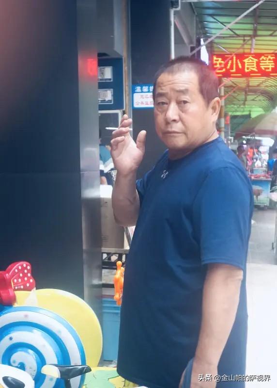 老赵每天傍晚在新城区市政广场走圈，走了十年，左脚踩哪块砖、右脚踩哪块砖，闭着眼都