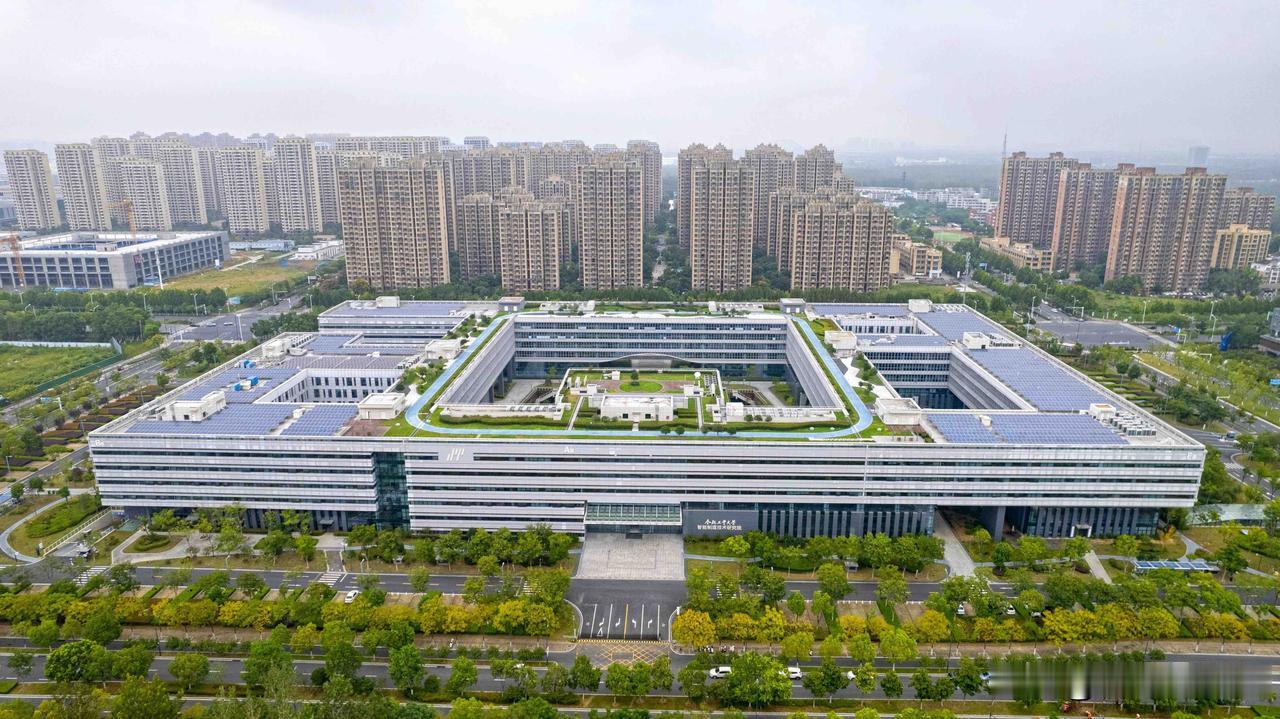 人工智能创新学院落地大模型创新实验班，深耕AI前沿；聚变科学与工程学院开设聚变方