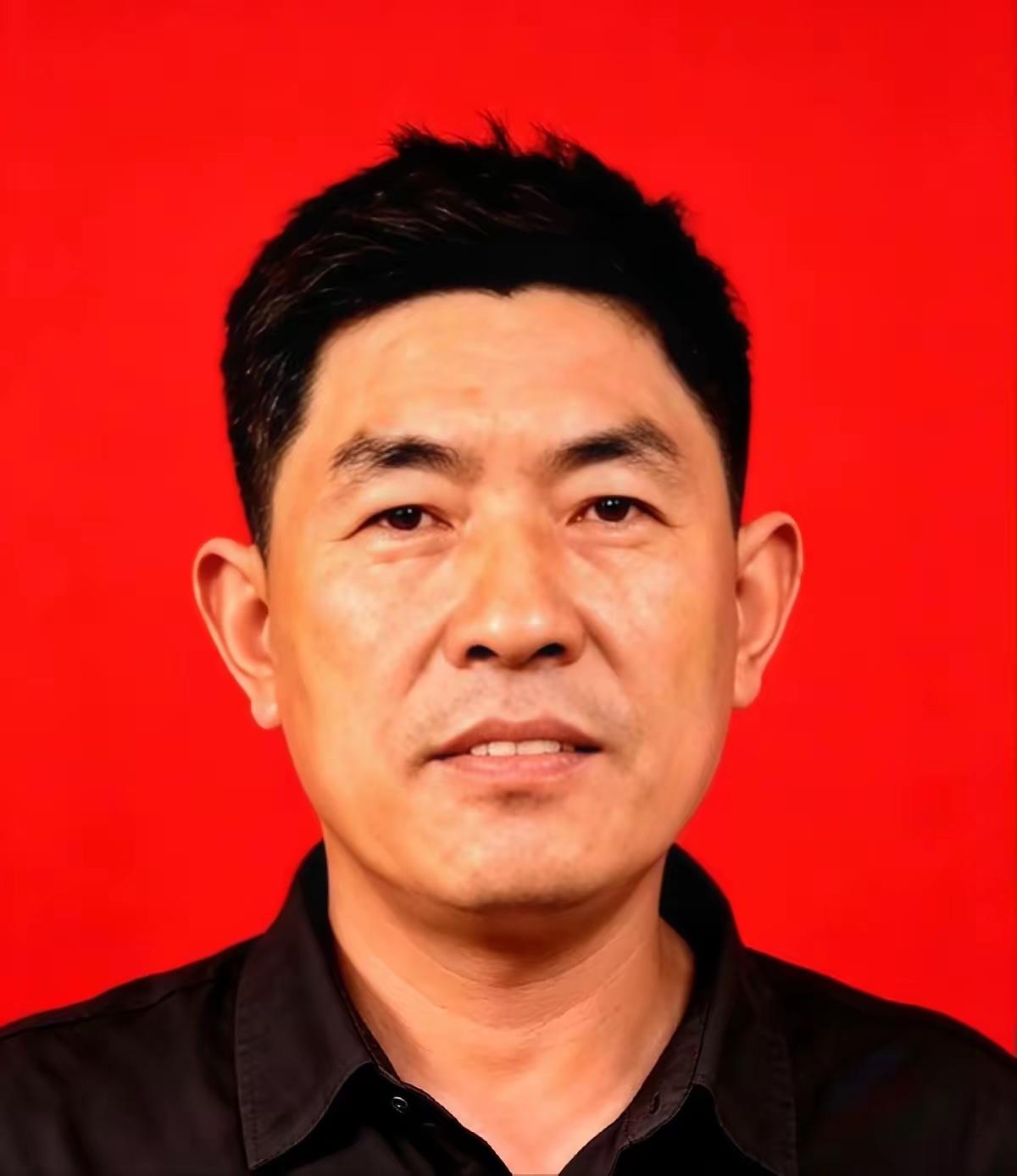 “砍！”
渔民罗世明一声吼，手里刀光一闪，直接把十几万的渔网从船头斩断！船上人全