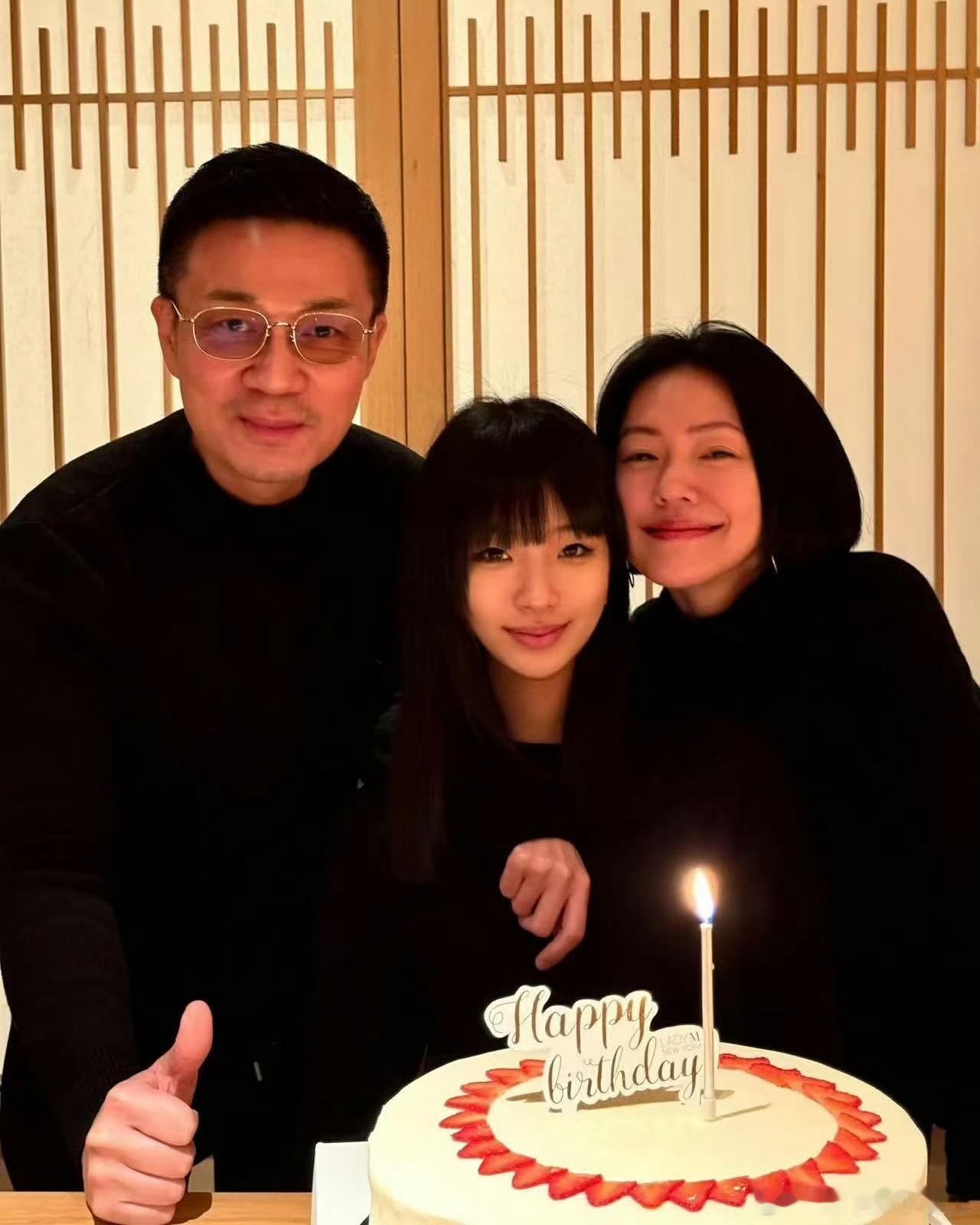 小S为大女儿庆19岁生日 小S许雅钧为大女儿庆19岁生日  小S许雅钧为大女儿庆