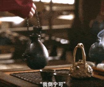 掌心木簪隐喻 在《掌心》中，叶平安的木簪不仅仅是饰品，它隐喻了女性的坚韧与独立，