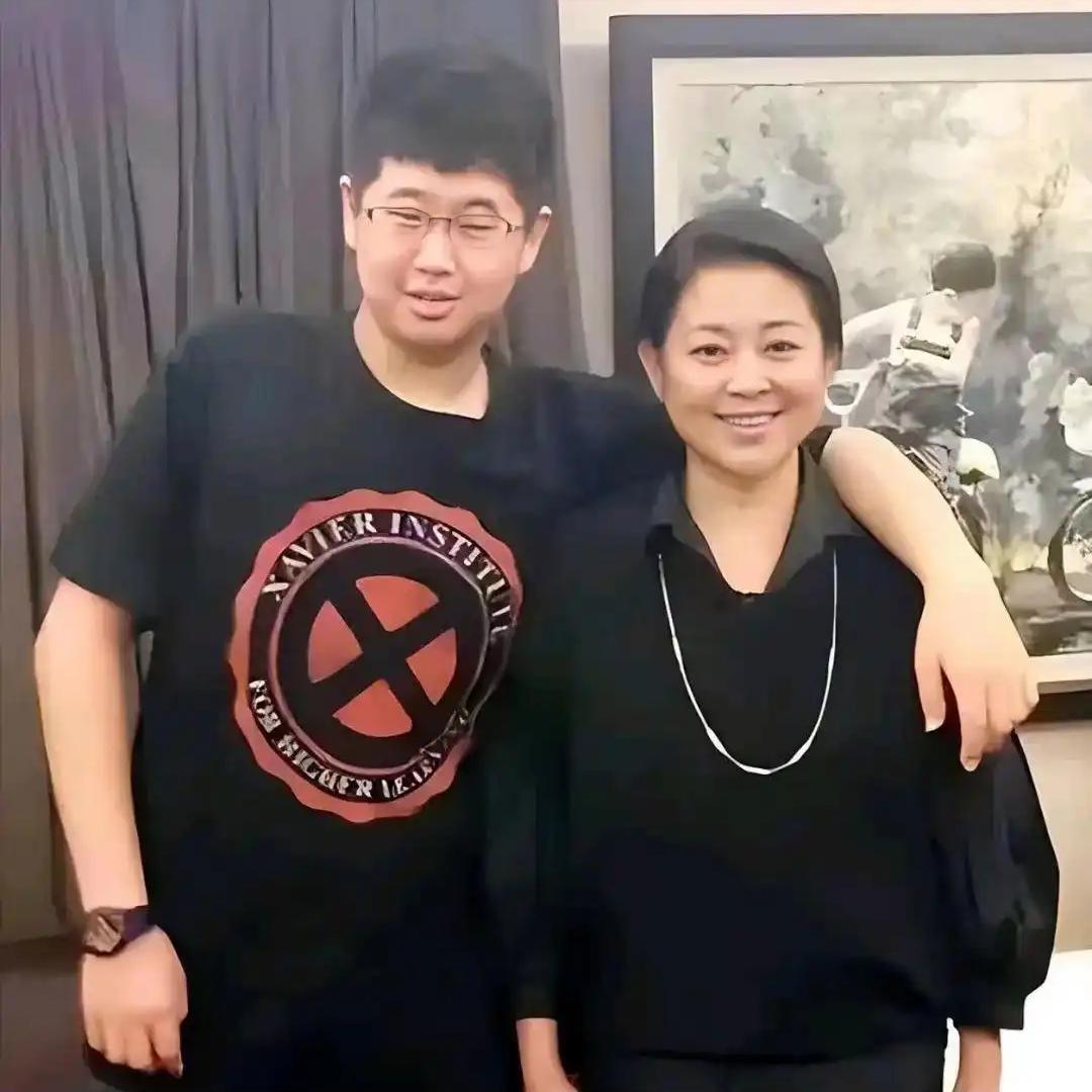 1999年，倪萍晚上跑到冯小刚家中，突然跪在地上，痛哭流涕，对冯小刚说：“哥，我