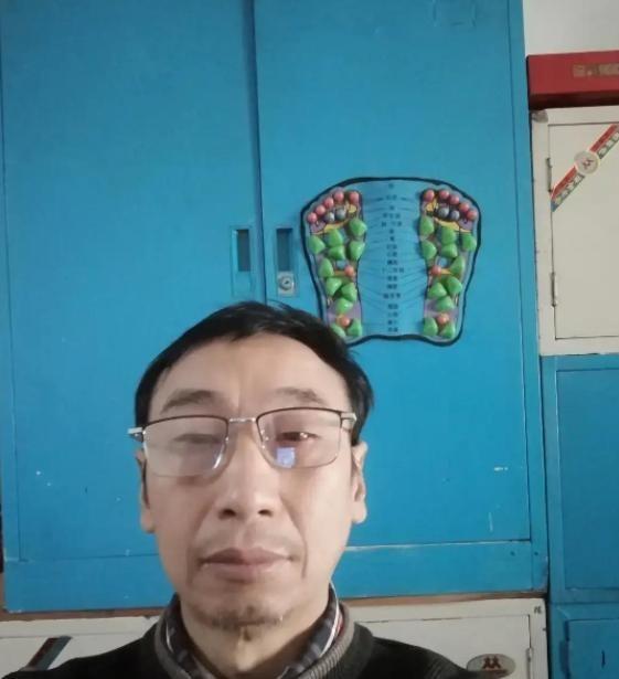 别再只盯着台海硝烟与大国博弈了！真正让人不寒而栗的，是两场悄无声息的“战争”：一