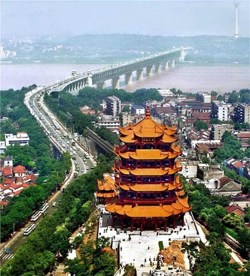 现在是早晨五点钟，我起床上厕所听到外面的大风呼呼地叫，昨天还是晴空万里，艳阳高照