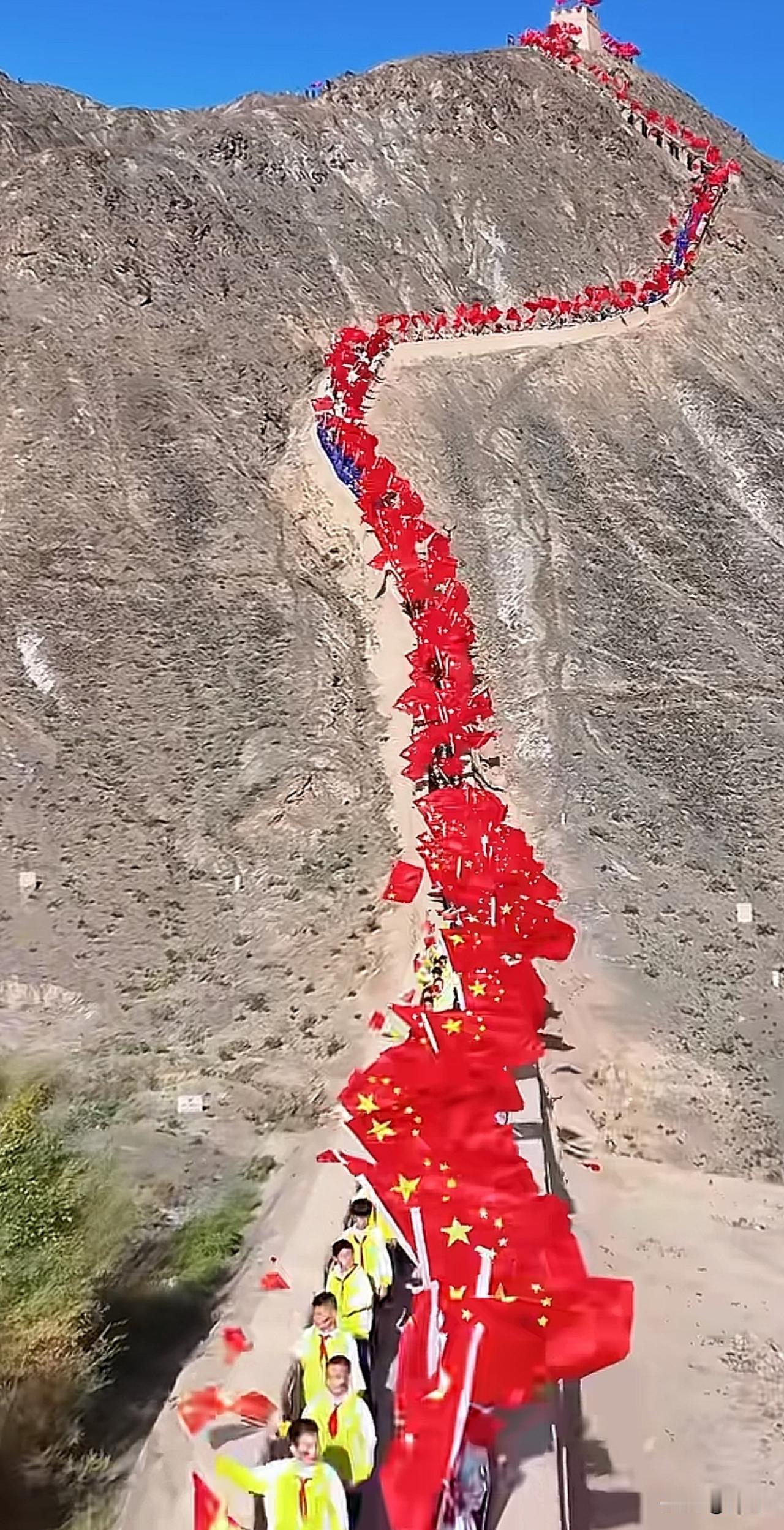 中国人对红旗的热爱是刻在骨子里的。
今天看到最多的画面就是国旗，听到最多的声音就
