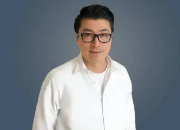 顺丰速运的创始人王卫，从来都不抽烟喝酒，而且还沉默寡言，甚至曾经做过清洁工。可任