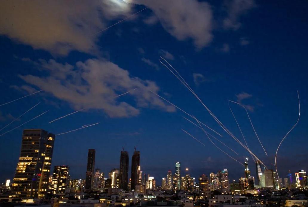 “炸！炸！炸！伊朗导弹炸的美军地动山摇” 当地时间 2 月 28 日，伊朗媒体称