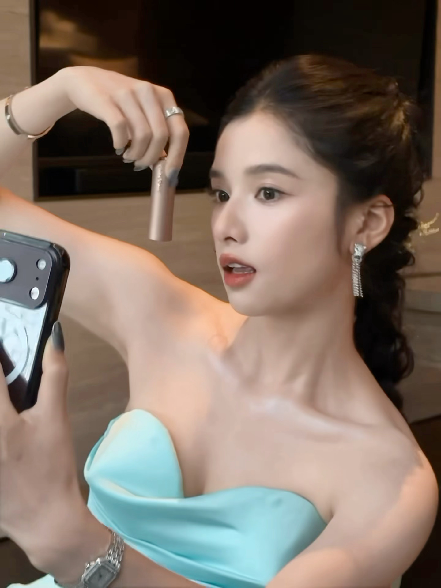 我怎么感觉她这个酒红色是套了手机壳呢 ​​​
