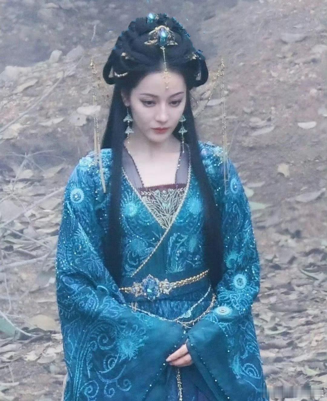 把热巴头上这个牛角包去掉，就能看出来发型真的有在花心思了。 ​​​