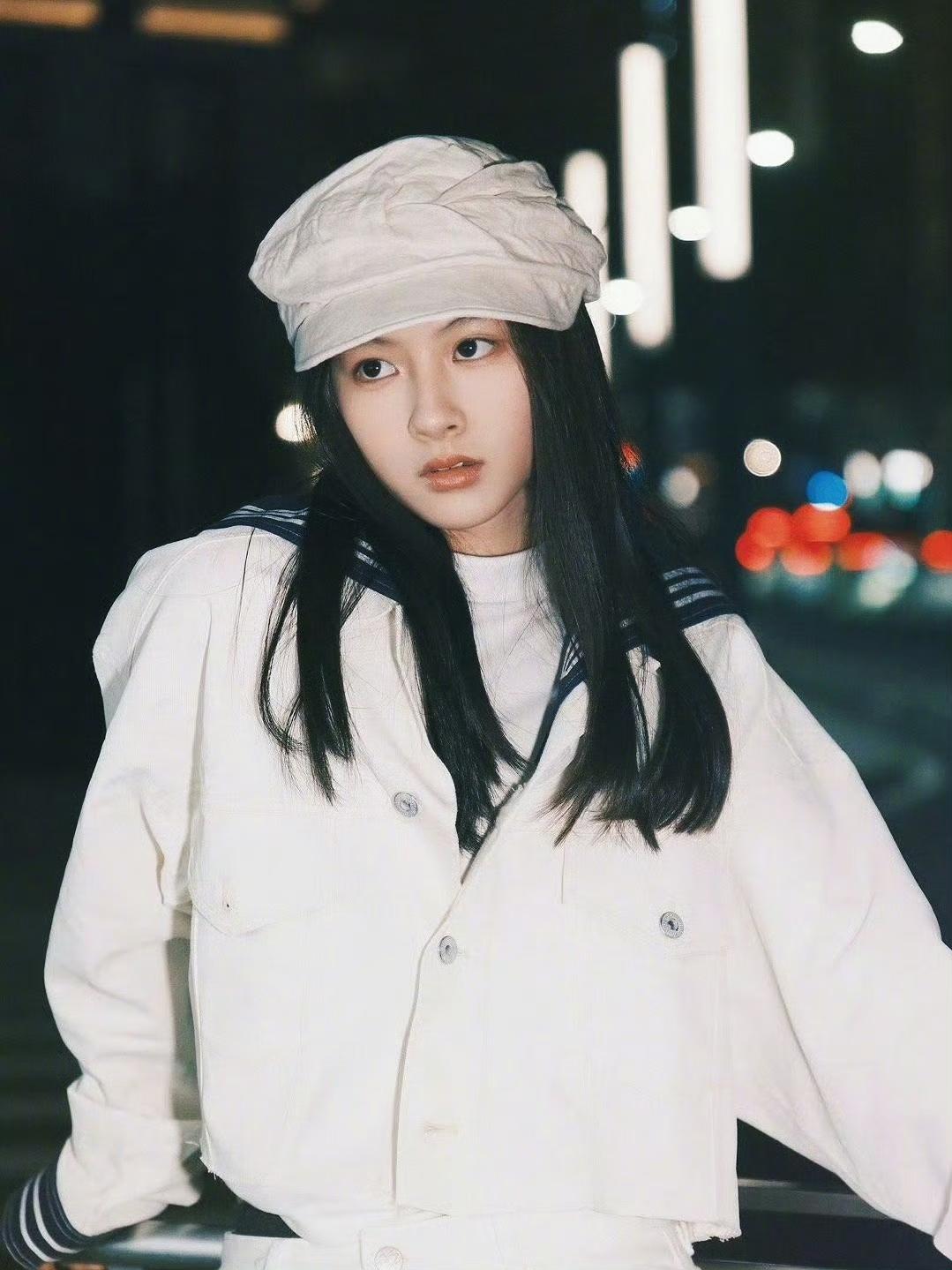 赵钰琪港风大片惊艳，神似泰国初恋脸小水
 
赵钰琪（七七）的这组港风夜景写真氛围