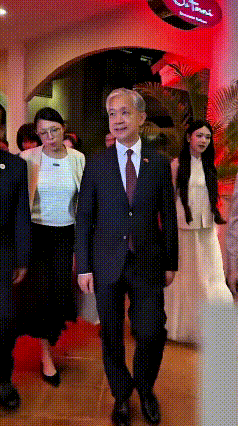 注意看！咱中国的外交官走出来，这气场直接拉满！一身正装笔挺板正，步伐稳当，眼神里