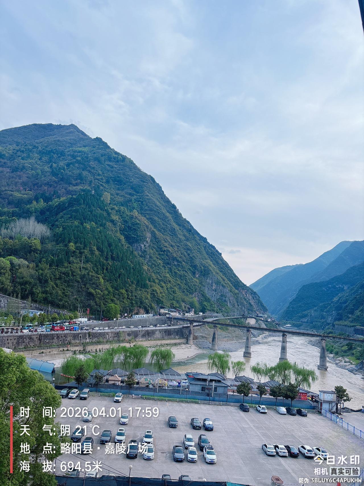 出差是赶路，也是看风景；
奔波是日常，亦是生活。
心有热爱，步履不停，
生命不息