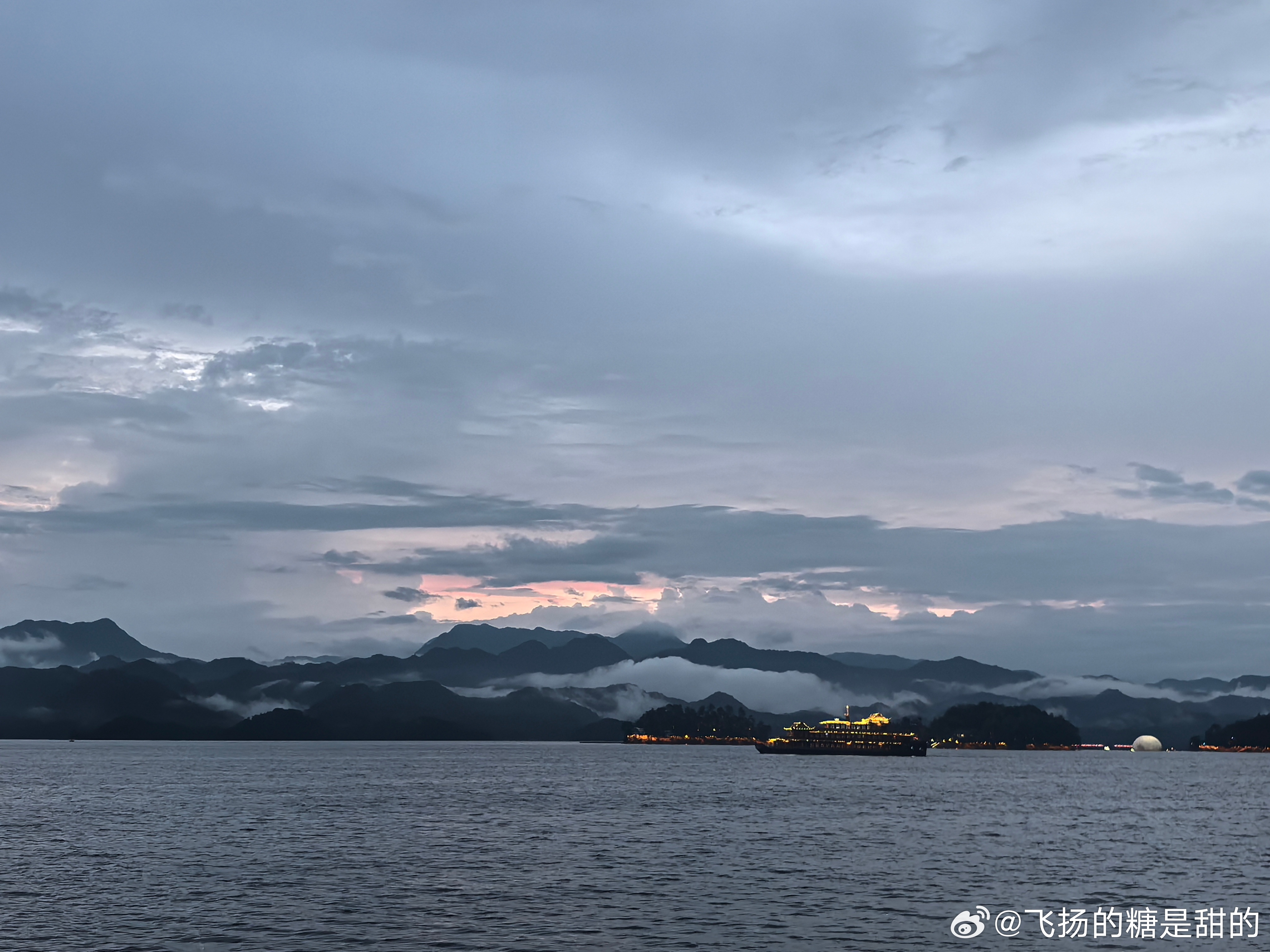 也不知道这么早醒来干嘛，该睡懒觉的时候，永远早早醒了 