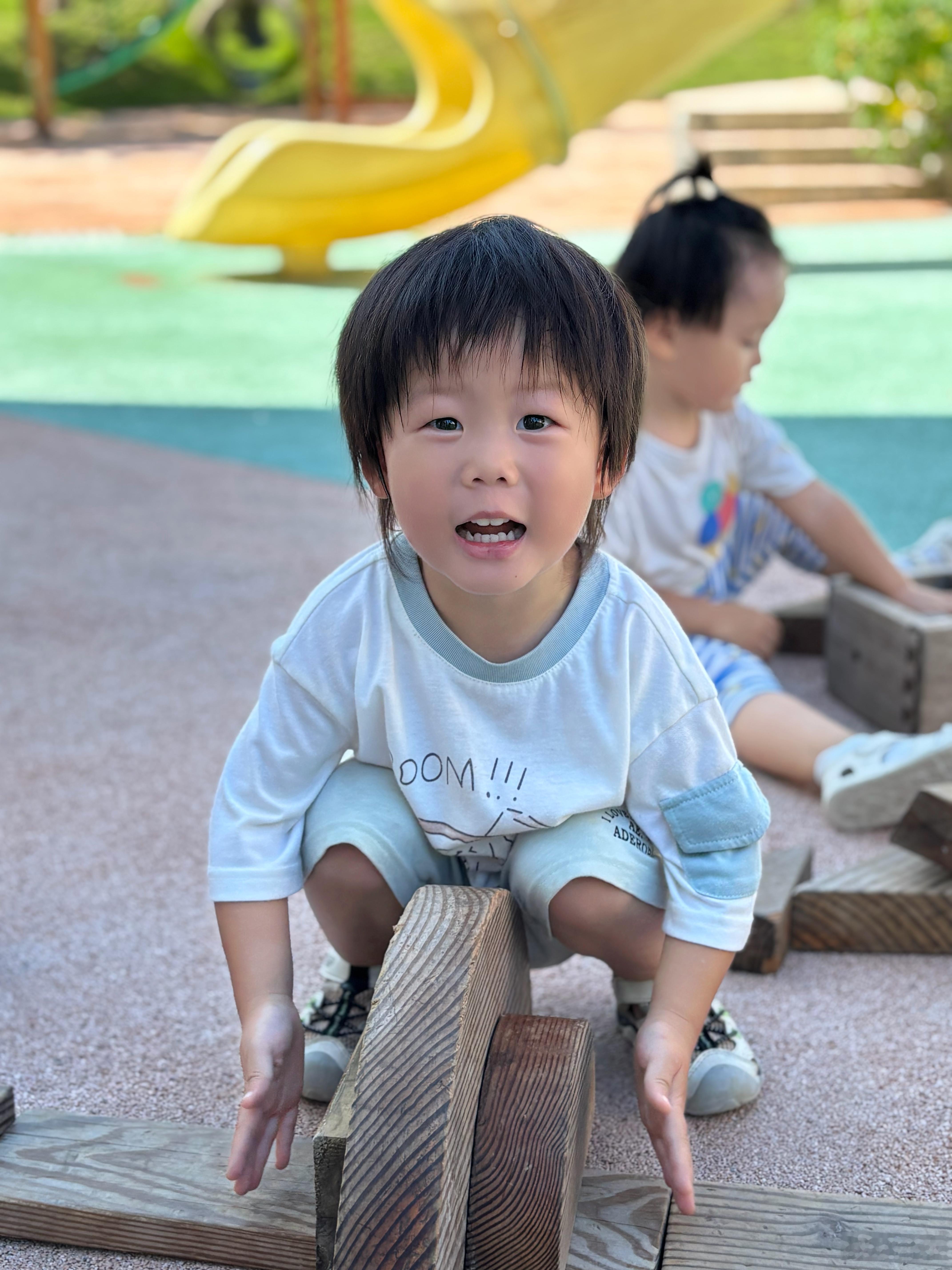 九月一号开学啦为娘为父都已经起来了请问这位阳光开朗小男孩怎么还不起床呢！！！萌娃