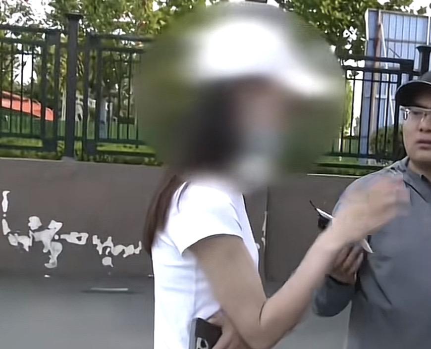 我问老公，河南信阳固始那个因没敬酒宾客就已经散场而维权的新娘，是不是在小题大做？