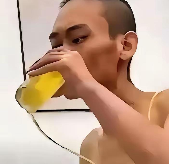 癌症晚期男子买啤酒“犒劳”自己：一句“不如吃点喝点”，戳痛多少中年人！

医院里