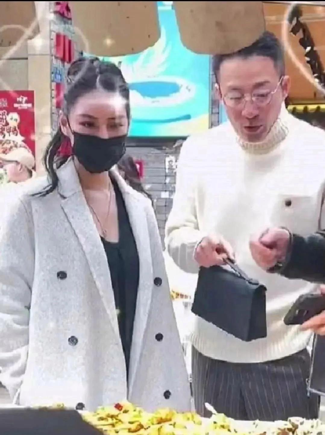 汪小菲的甜蜜街头时光！
俗话说，爱情就像小吃摊上的美味，无需华丽包装，样样可口。