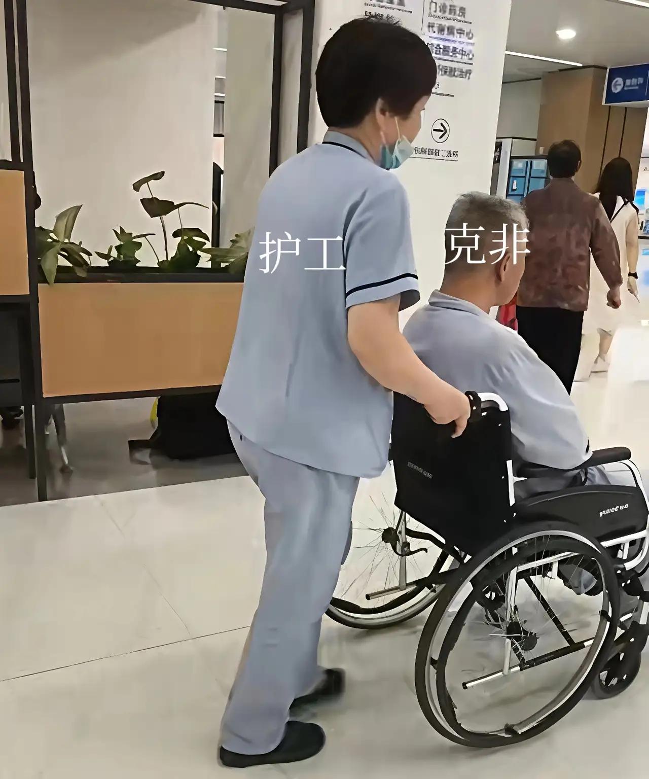 今天早上查房大夫说，大爷你后天做胃镜，考虑一下是做全麻无痛还是做普通胃镜？我一时