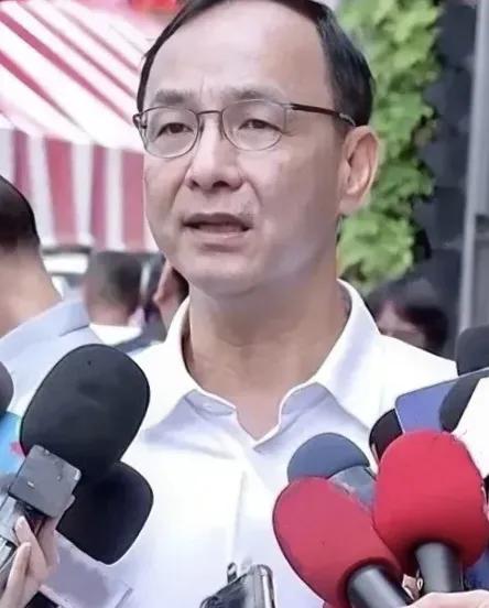 国民党如果聪明的话，这个时候不应该只陷入岛内跟民进党在大罢免上纠缠，而是跳出朝野