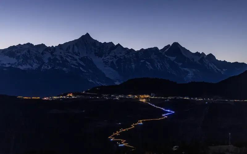 梅里的夜景，简直绝了！就说无锡梅里古镇，一条伯渎河穿镇而过，夜幕下那景色美轮美奂