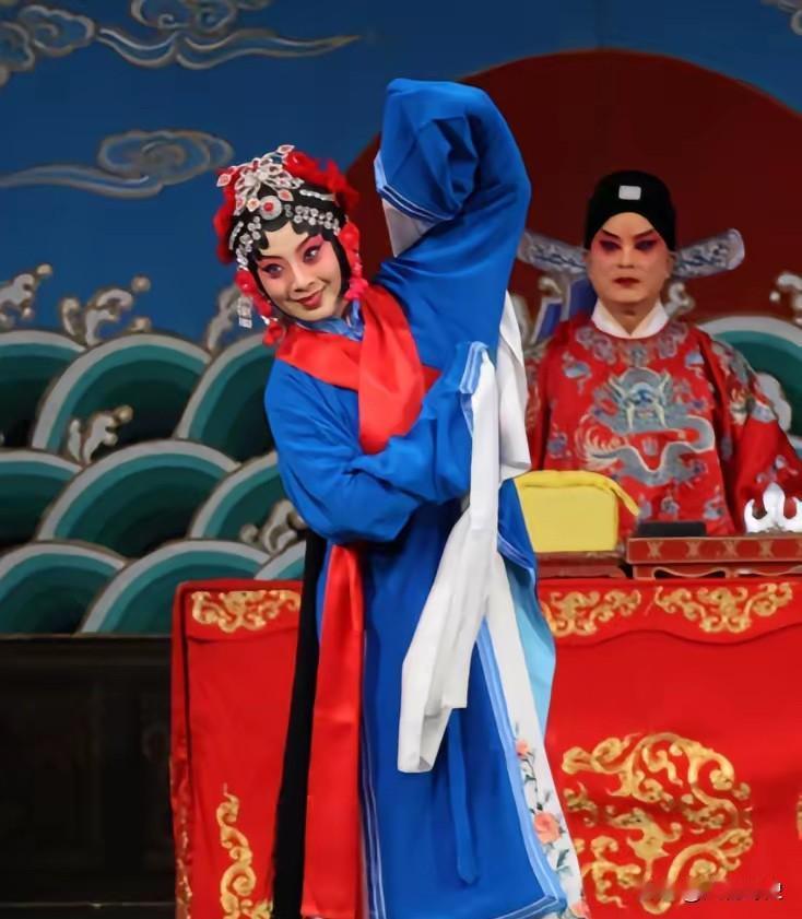 2019年，京剧名家姜亦珊选择在家中自缢，狠心抛下了年仅11岁的儿子。亲友们得知