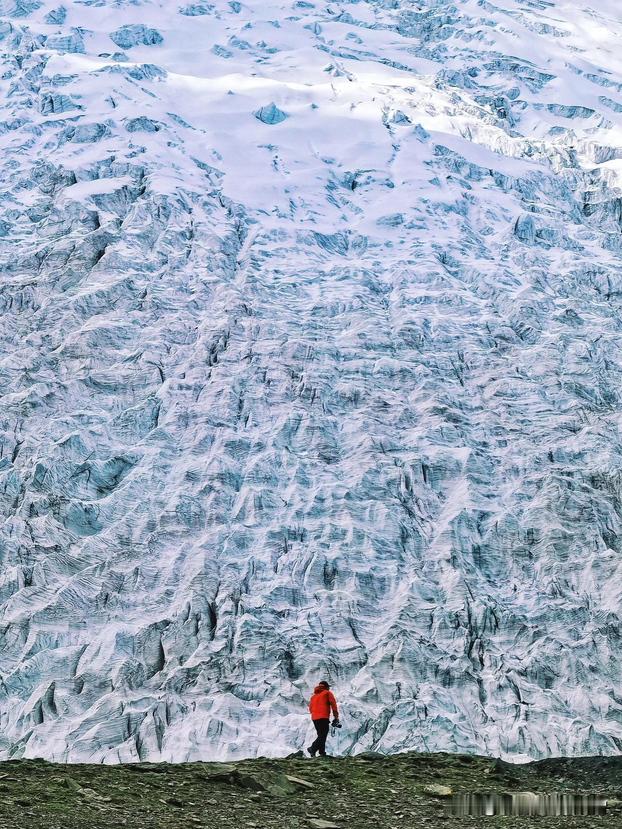 再一次来到卡若拉冰川面前，什么都成了小不点，这是队友抓拍的我，当我知道他是用手机