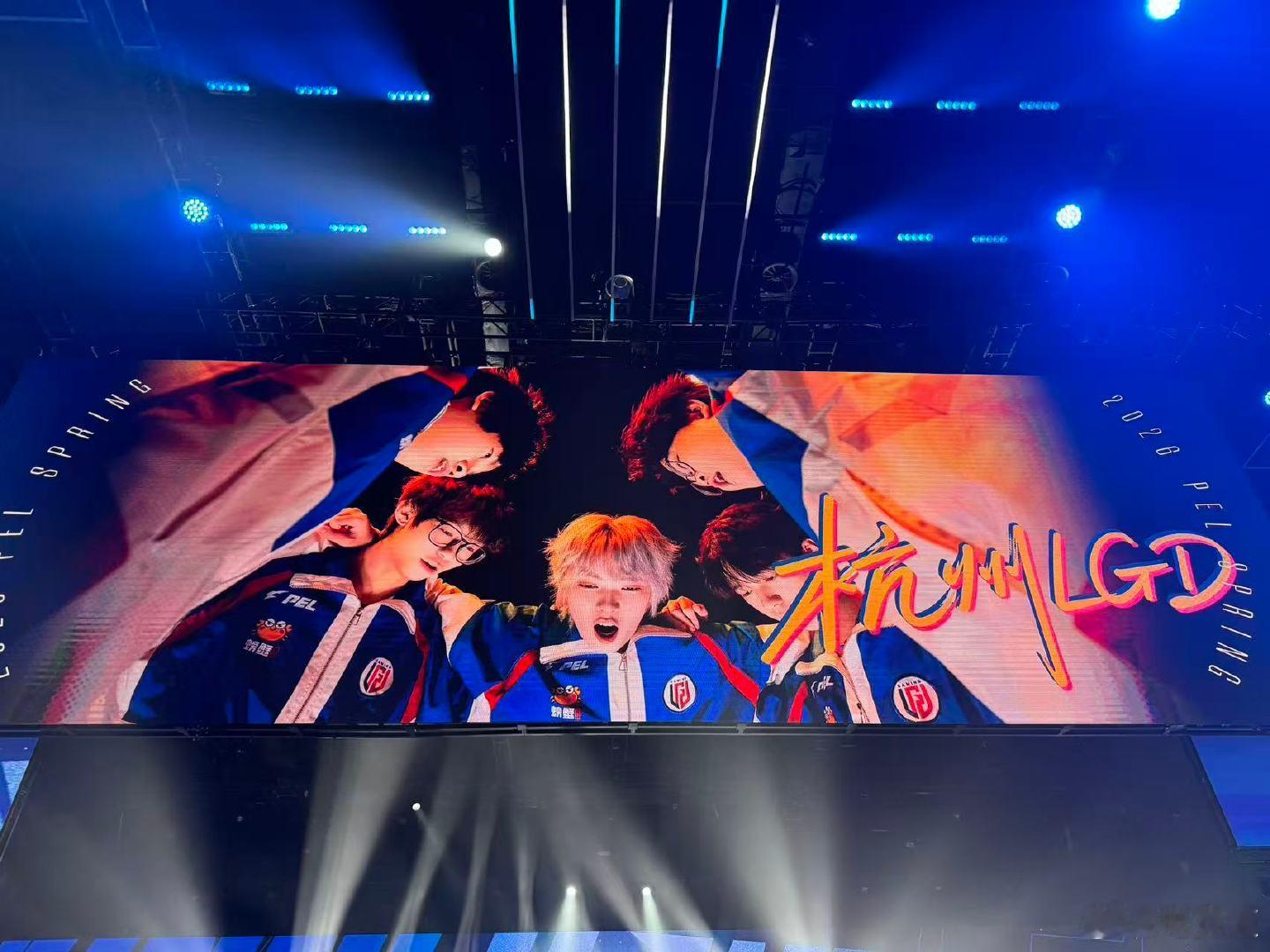 LGD零封晋级歼灭赛下一轮 零封，是此刻最响亮的答案！蓝白战袍的战士们围成最坚实