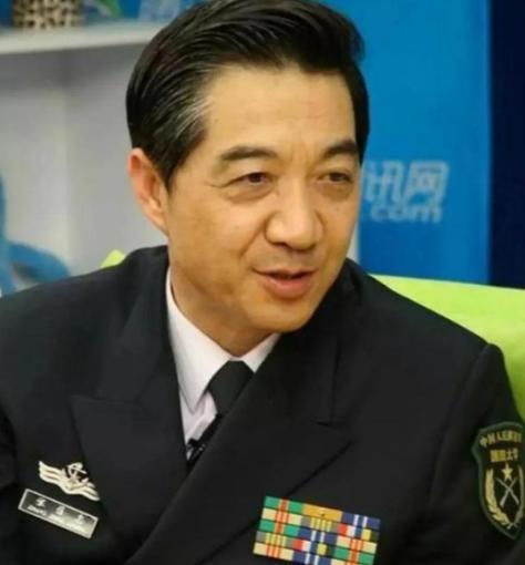 特朗普刚当上总统那年，局座张召忠曾幽默地说过一句：“要是他能连任两届，美国这老大