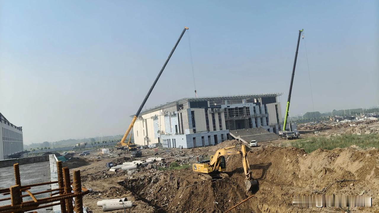 今天工作遇到拦路虎了
一大早出发前往今天干活的工地
进入工地
工地人说今天干活的