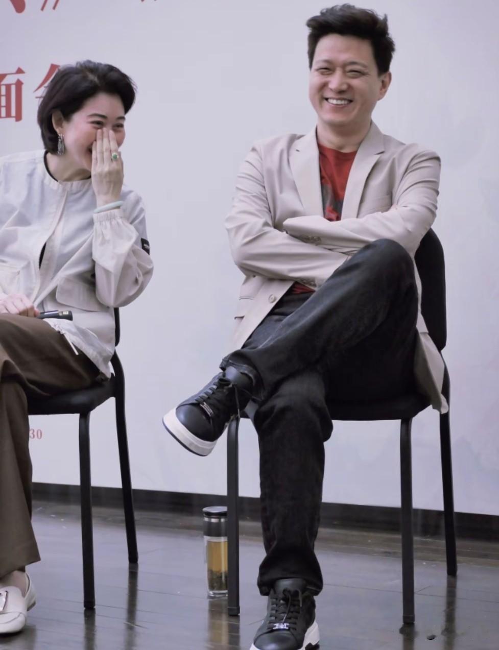 舞台下，两位京剧名家笑逐颜开，张建峰太潇洒，张慧芳这可爱的小表情胜过舞台上的“杨