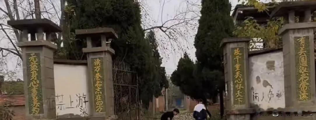 一所废弃老校，两副对联正心。
在网上刷到这学校大门，心中有所触动。如今的学校大门