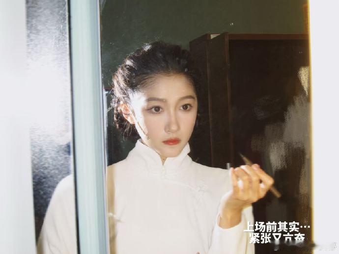 关晓彤往那一站就是国泰民安的感觉 关晓彤这次真的美到我心坎里了！盘发加上珍珠耳饰