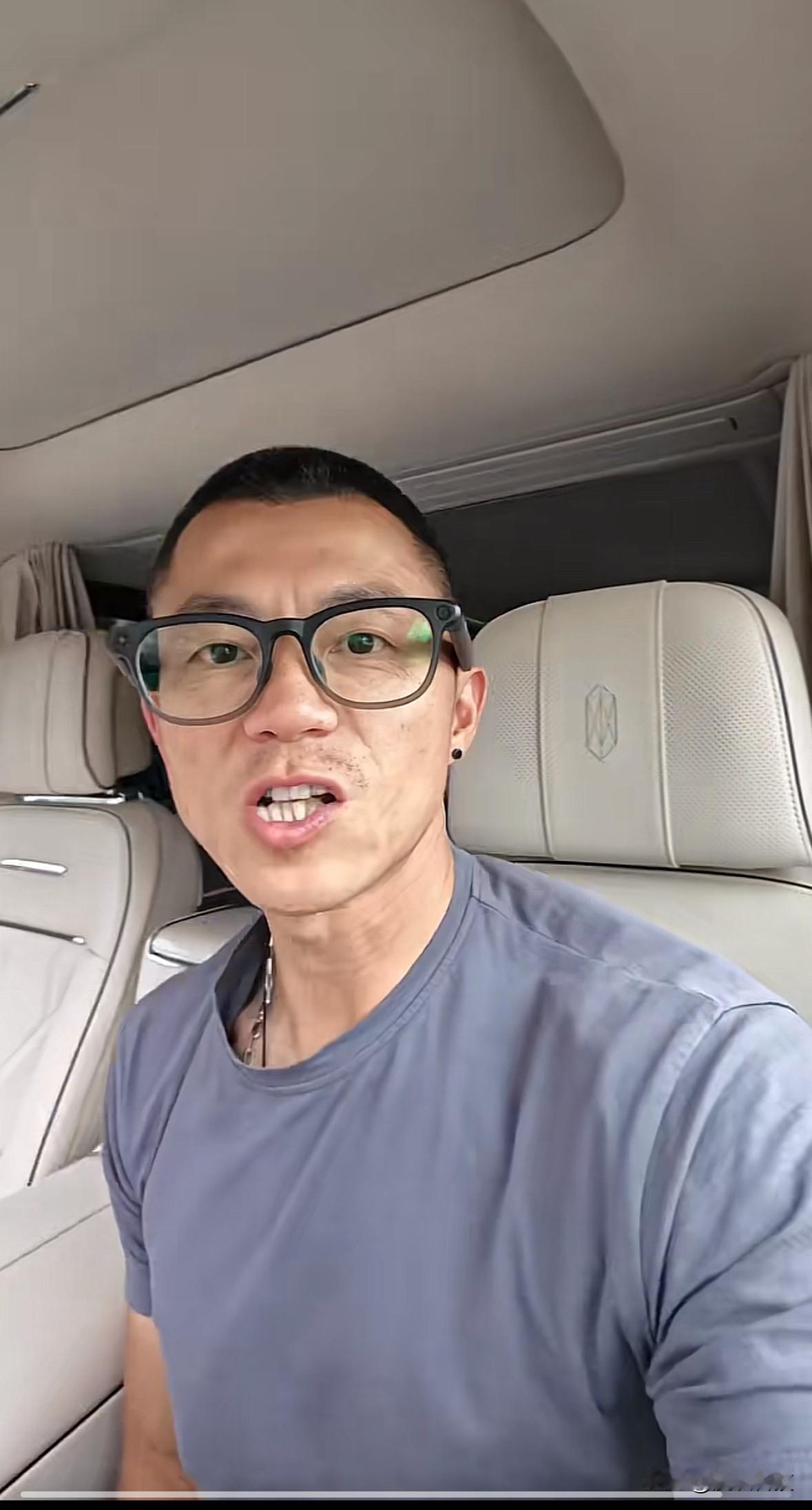 车评人陈震体验尊界V800，驾驶位一挥手，副驾驶门就可以关上，这你受得了吗？
