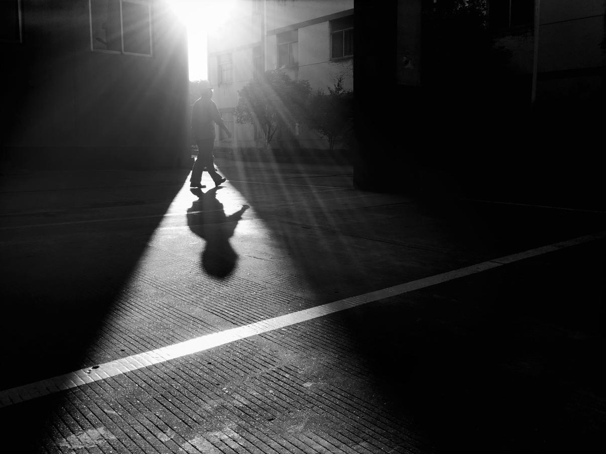 下夜班刚走出厂门，眼皮沉得要命，冷得一批🥶，脚软得差点崴了。浑身累得散架，骨头
