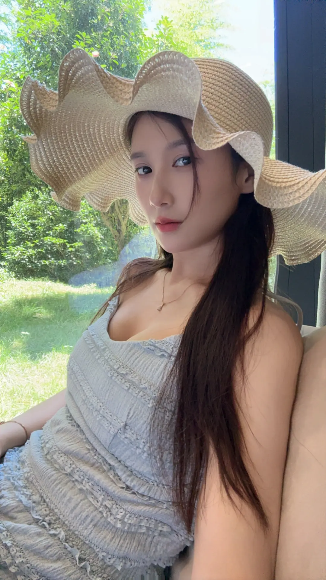 根本不敢回头看，怕想到一些事心里就黯淡了，我抓不住世间美好，只能装作万...