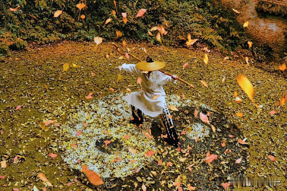 初来人间时一丝不挂，
转身退下时一缕青烟，
你我都是匆匆客，
终点都是黄泉，
何