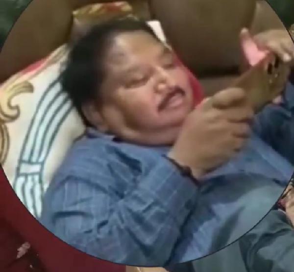 女儿通过银行考试后父亲的反应，激动落泪走红，这份喜悦太好哭了
最近刷到一则特别暖