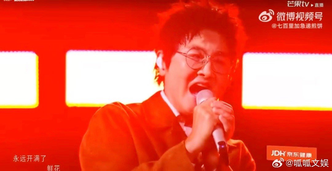 孙楠小沈阳对飙高音披荆斩棘直播两人完全沉浸在歌声之中，放开嗓子尽情演唱。小小的失