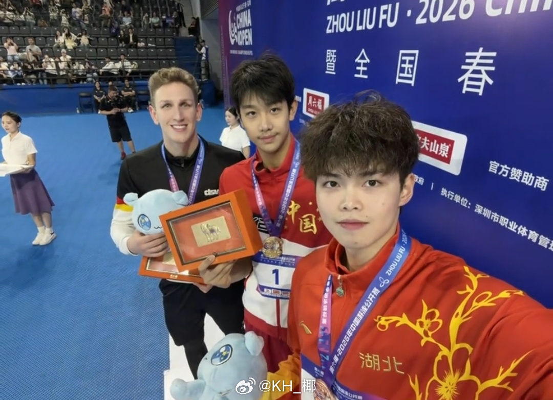 2026年中国游泳公开赛 海博弟弟的领奖台自拍📷 