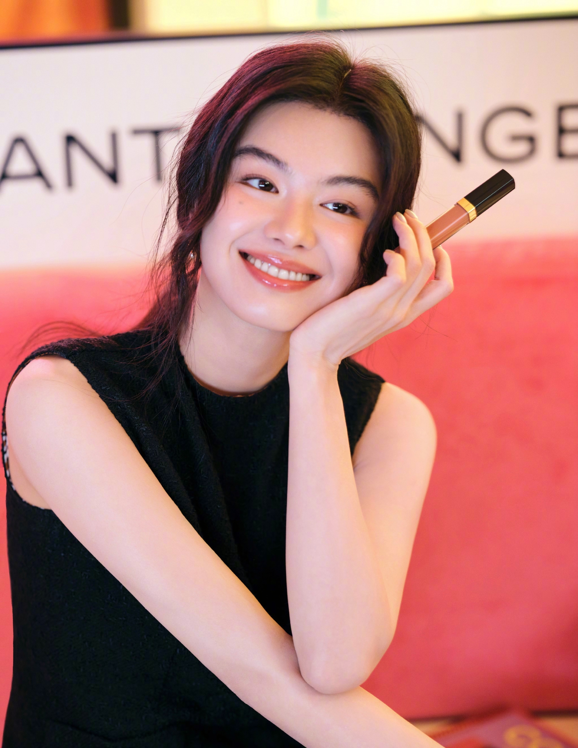 可可闪亮电台开麦💄🎙️✨ 夏日来临，你准备好闪耀登场了吗？香奈儿彩妆带着全新