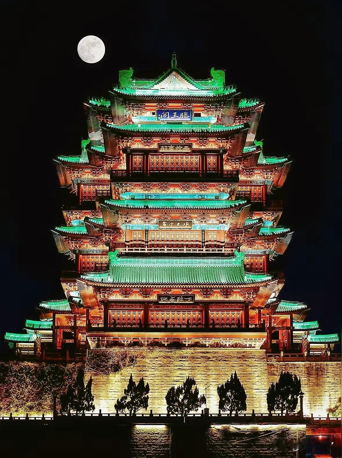 江西滕王阁的亮灯图片与四川绵阳越王楼的亮灯图片还有点像，只是滕王阁亮的是绿灯，越