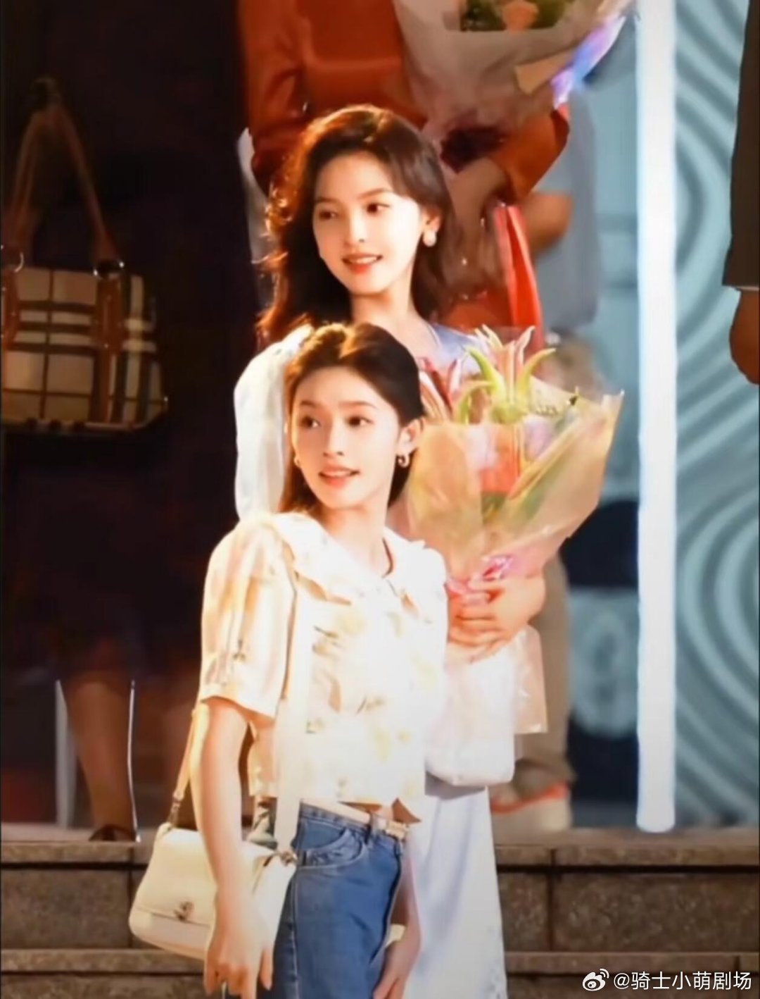 章若楠林允同框比心章若楠林允两个萌物凑一起了 章若楠与林允同框比心，软萌可爱双倍