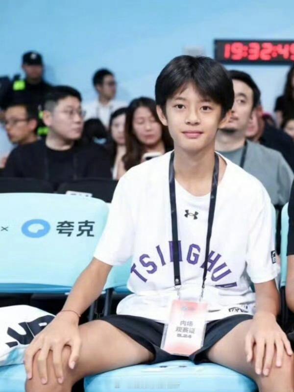等等完全是缩小版孙俪 等等看篮球赛的近照🈶！眉眼间和妈妈孙俪好像啊！大帅哥一枚