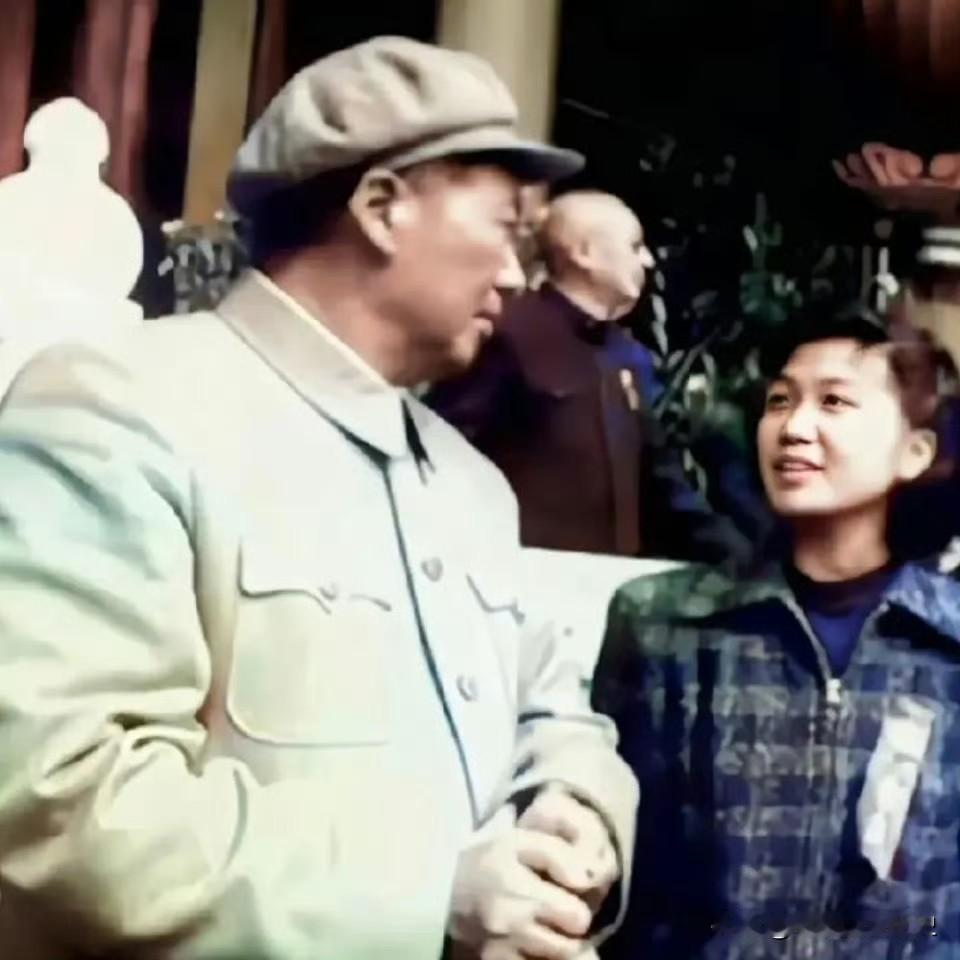 上世纪五十年代，天安门城楼之上，毛主席与女劳动模范亲切交谈。
伟人温和亲切，劳模