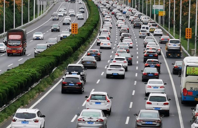 每次去加油站，看着计价器跳字，再看看隔壁充电桩几十块就搞定，还不交养路费，油车车