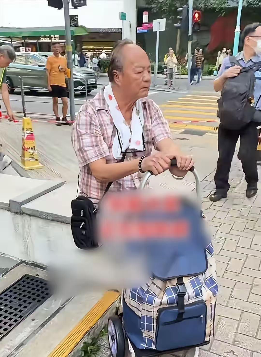 狄龙在街头拍戏被偶遇！
顶着三十几度高温，80岁狄龙被热到眼睛都快睁不开了，他依