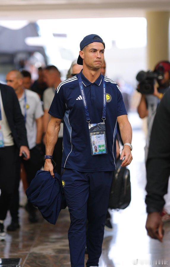 C罗 准备战斗不可复制的MVP迪拜祈祷vs利雅得胜利